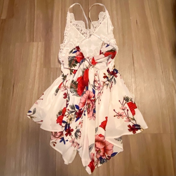 FLORAL LACE BACKLESS ROMPER - Picture 5 of 8